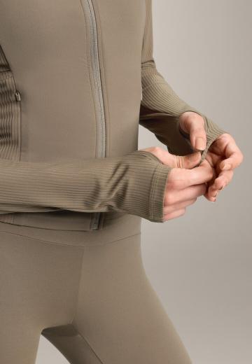 Спортивная куртка