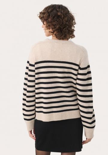 Пуловер в полоску