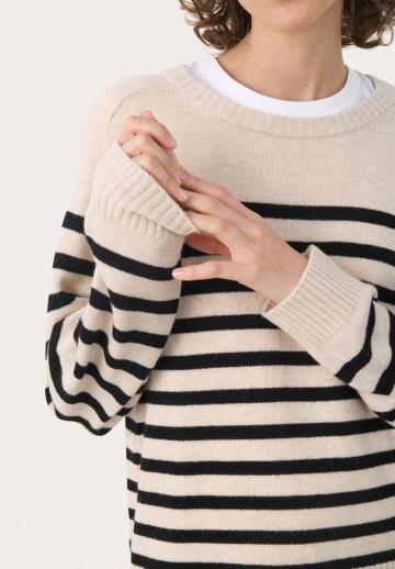 Пуловер в полоску
