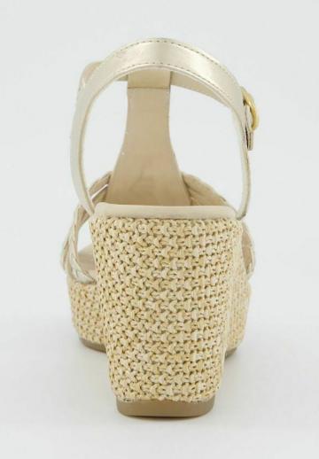 Босоножки на танкетке