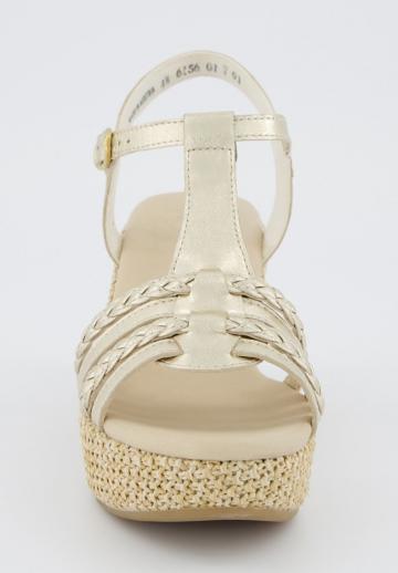 Босоножки на танкетке