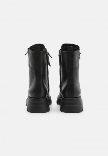 Ботинки на шнуровке