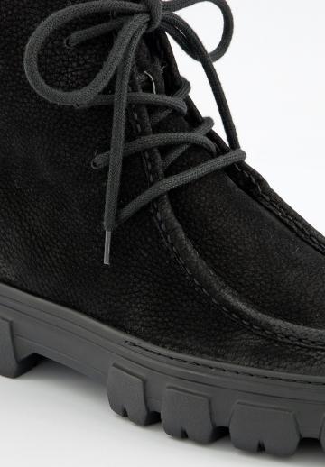 Ботинки на шнуровке