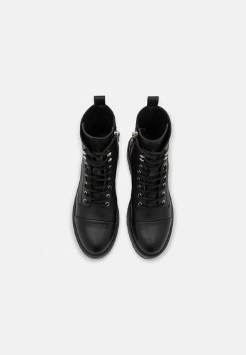 Ботинки на шнуровке