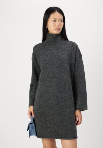 Вязаное платье