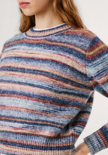 Пуловер в полоску