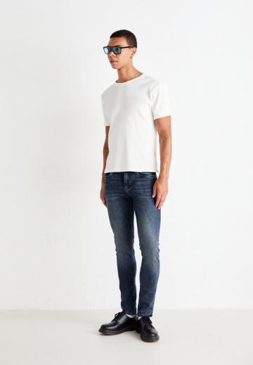 Узкие джинсы