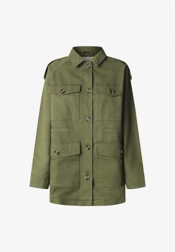 Куртка с накладнымит карманами