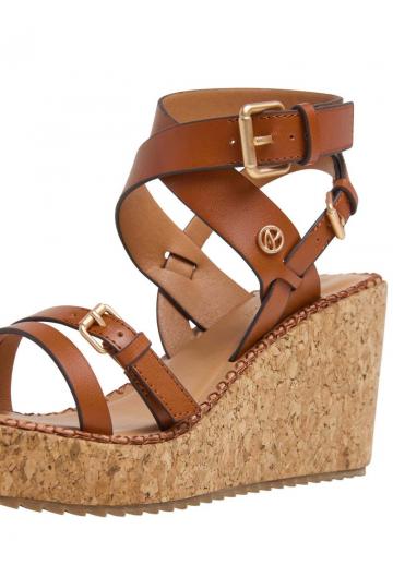 Босоножки на танкетке