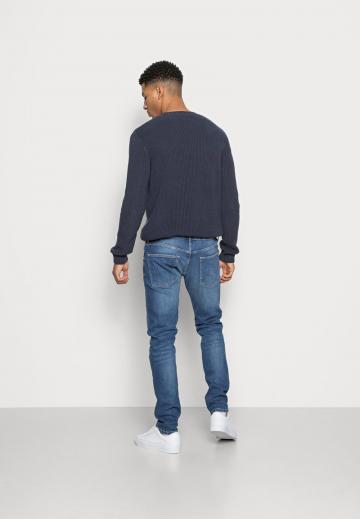 Узкие джинсы