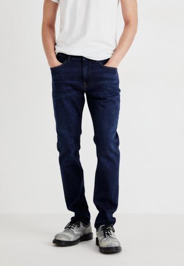 Узкие джинсы