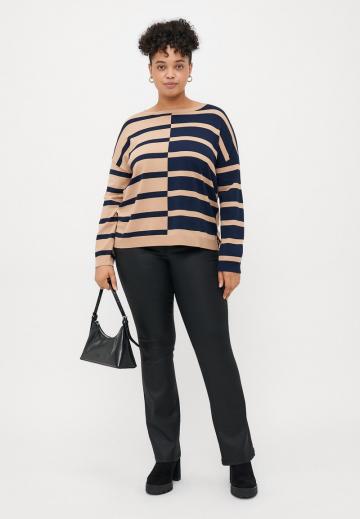 Пуловер в полоску