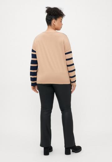 Пуловер в полоску
