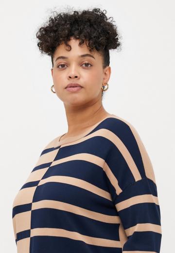 Пуловер в полоску