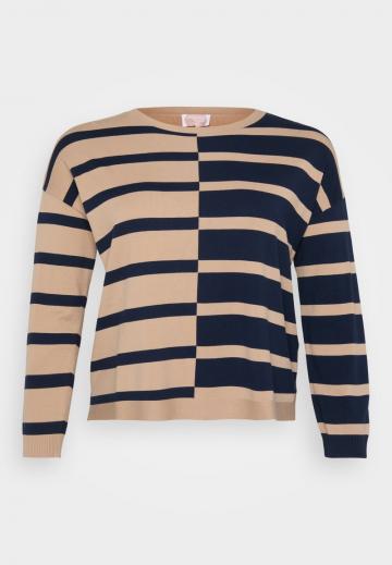 Пуловер в полоску