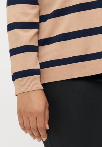 Пуловер в полоску