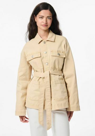 Куртка с накладнымит карманами