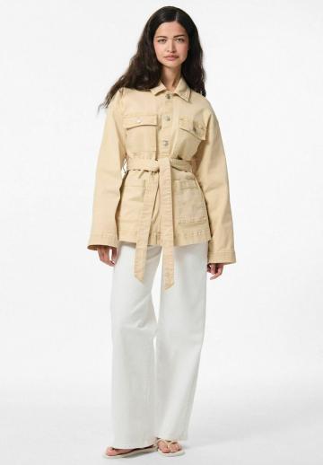 Куртка с накладнымит карманами