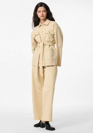 Куртка с накладнымит карманами