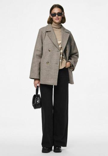 Короткое пальто