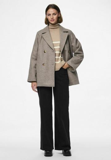 Короткое пальто