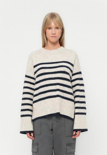 Пуловер в полоску