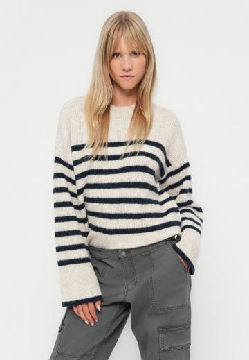 Пуловер в полоску