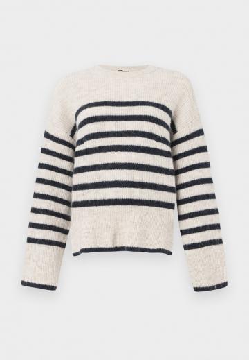 Пуловер в полоску
