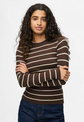 Пуловер в полоску
