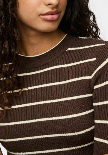 Пуловер в полоску