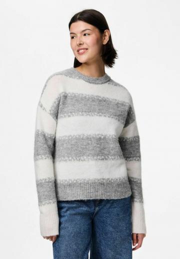 Пуловер в полоску
