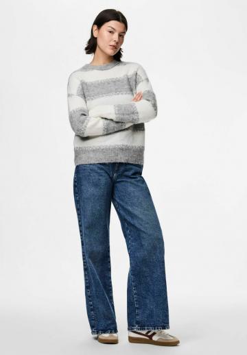 Пуловер в полоску