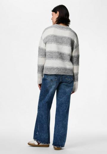 Пуловер в полоску
