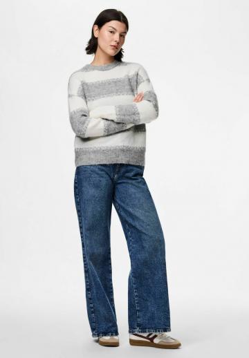 Пуловер в полоску