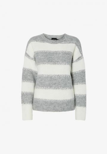Пуловер в полоску