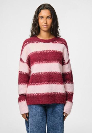 Пуловер в полоску