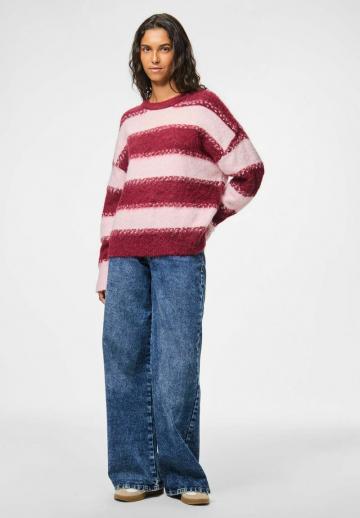 Пуловер в полоску
