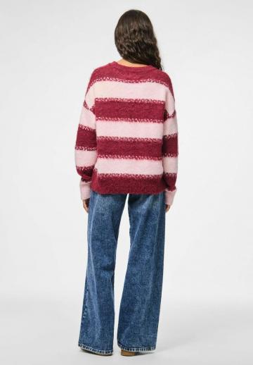 Пуловер в полоску