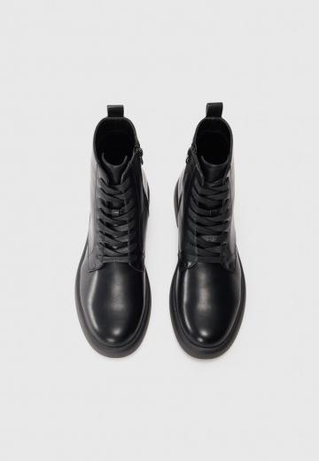 Ботинки на шнуровке