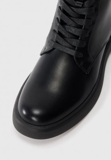 Ботинки на шнуровке