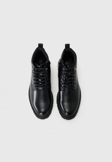 Ботинки на шнуровке