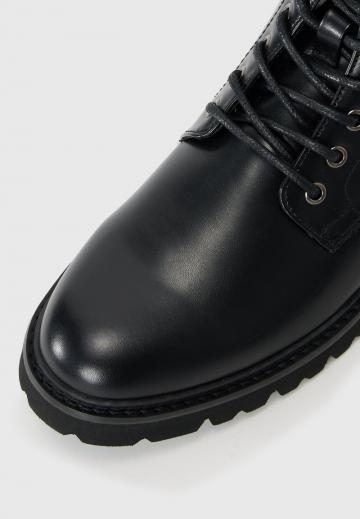 Ботинки на шнуровке