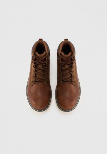 Ботинки на шнуровке