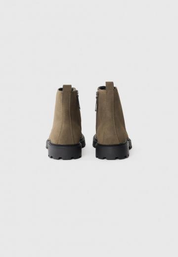 Ботинки на шнуровке