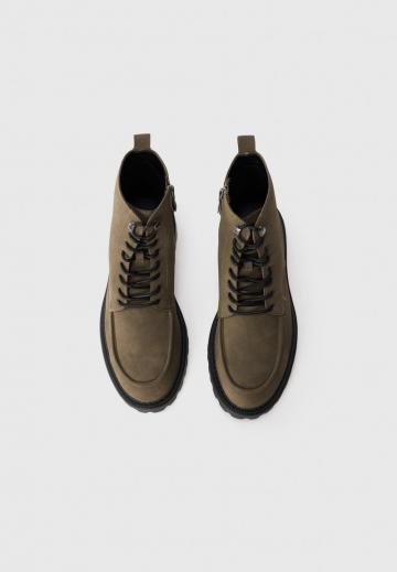 Ботинки на шнуровке