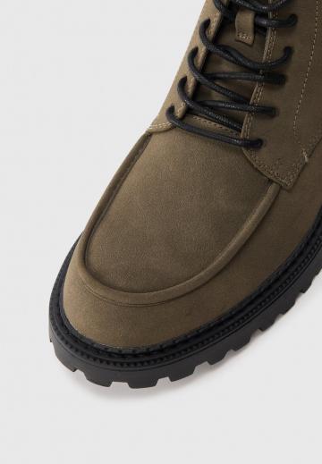 Ботинки на шнуровке