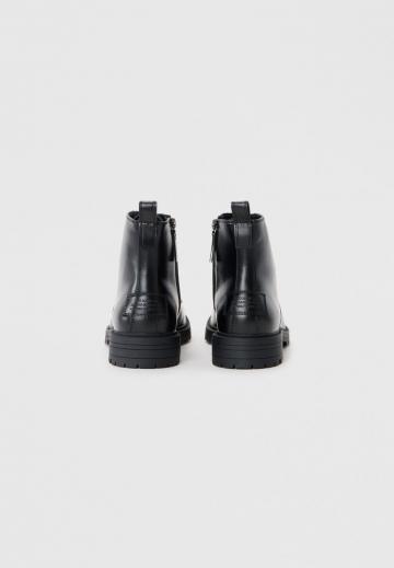 Ботинки на шнуровке