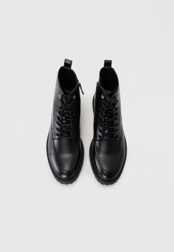 Ботинки на шнуровке