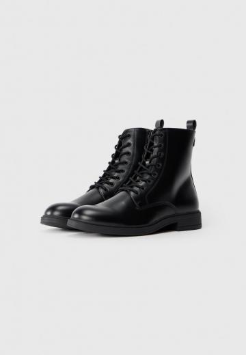 Ботинки на шнуровке