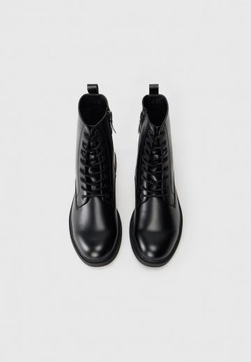 Ботинки на шнуровке